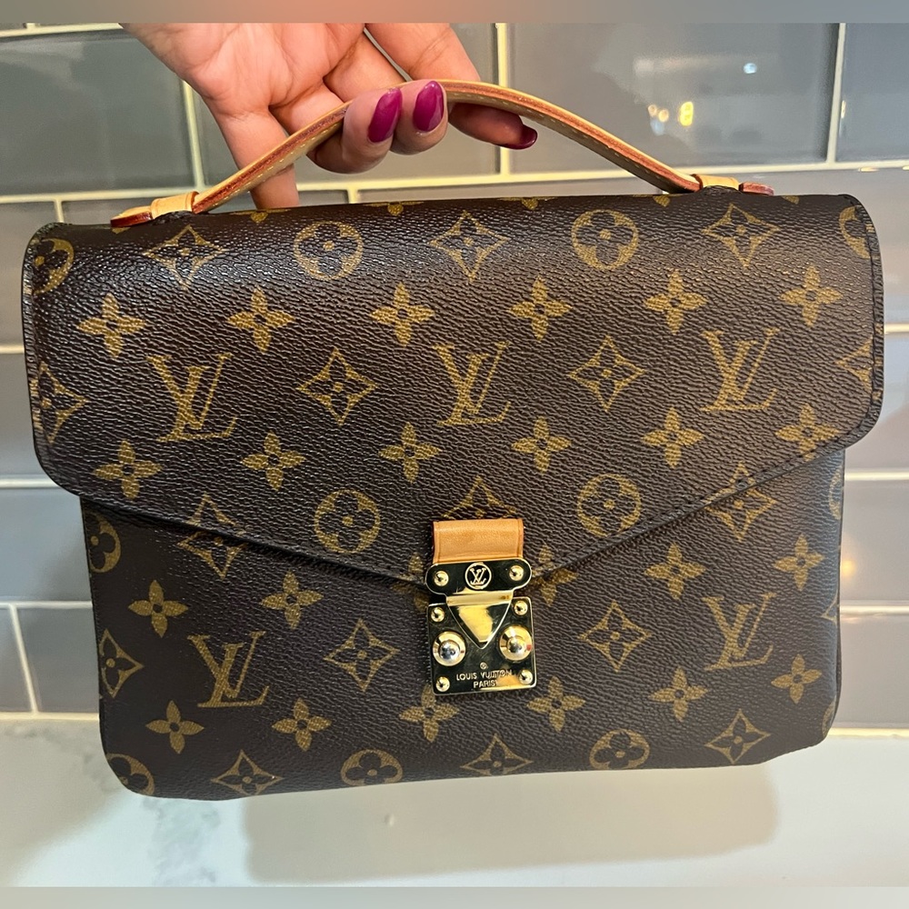 Louis Vuitton Pochette Metis - Used in great condition.